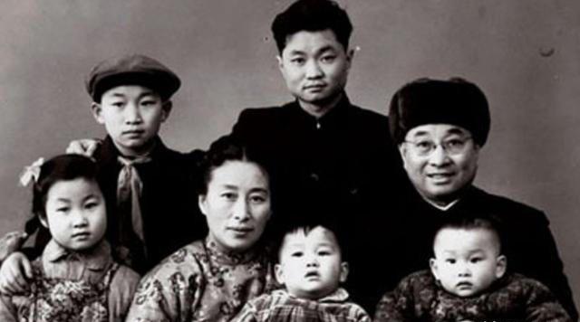 陈赓看话剧泪流不止,邻座的邓公悄悄告诉蔡树藩:成全他们两个吧