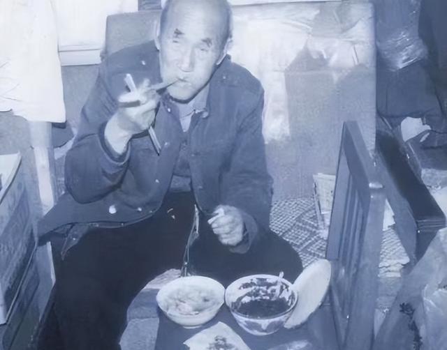 17年了,蹬三轮资助300多名孩子读书的白方礼,墓前总是鲜花锦簇