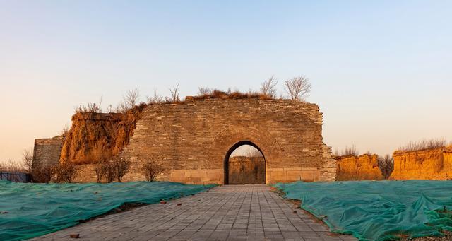 濮阳古城墙的秋日景致如何展现历史的沧桑?