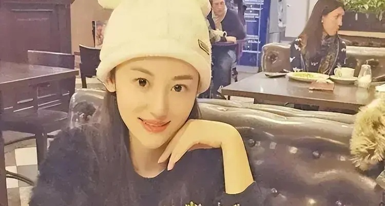 26岁女星全身溃烂离世,生前被8口之家"吸血",真相令人唏嘘