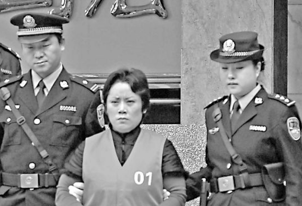 重庆赌场一姐谢才萍,16个小鲜肉对她甘愿沦陷,其中一个被判刑