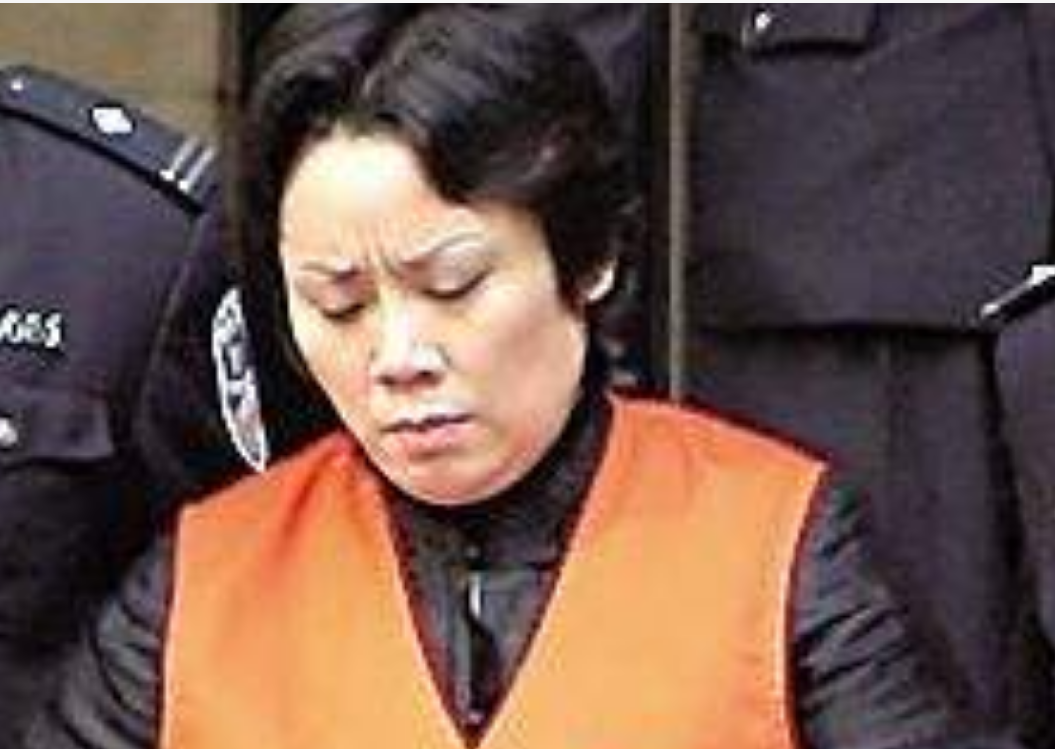 重庆赌场一姐谢才萍,16个小鲜肉对她甘愿沦陷,其中一个被判刑