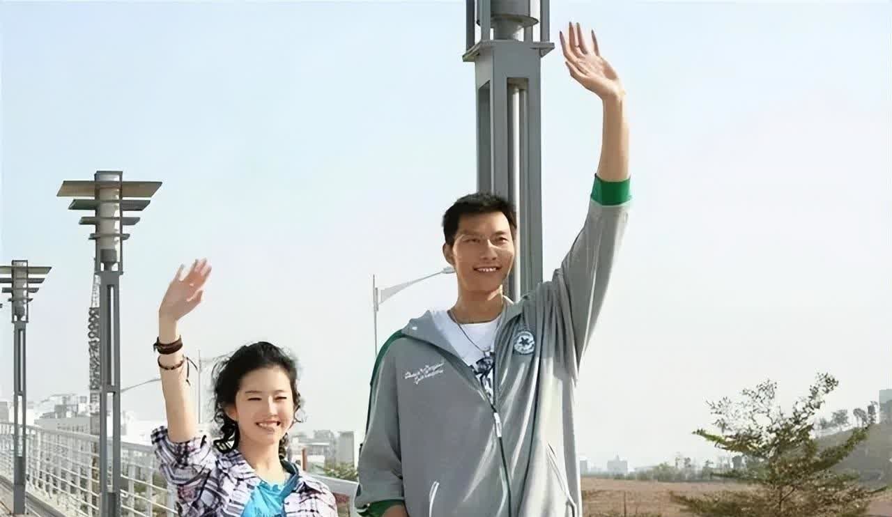 荆灵:嫁球王易建联连生2胎,和儿子定居美国,一家4口其乐融融