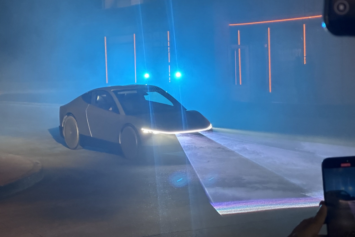 特斯拉Cybercab双门新车，直接取消方向盘，取消刹车踏板