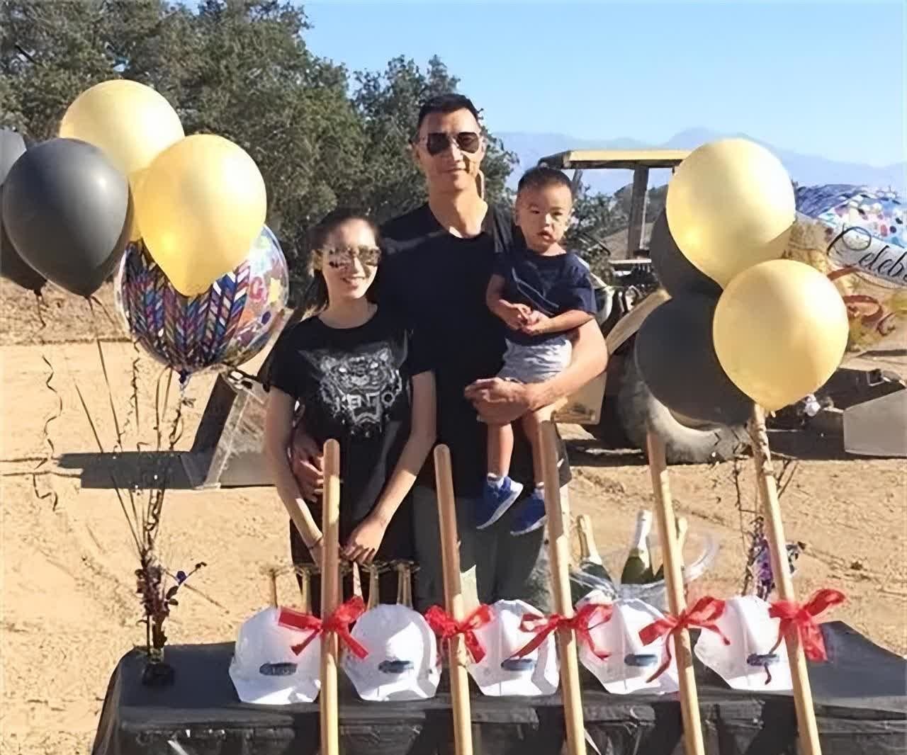 荆灵:嫁球王易建联连生2胎,和儿子定居美国,一家4口其乐融融