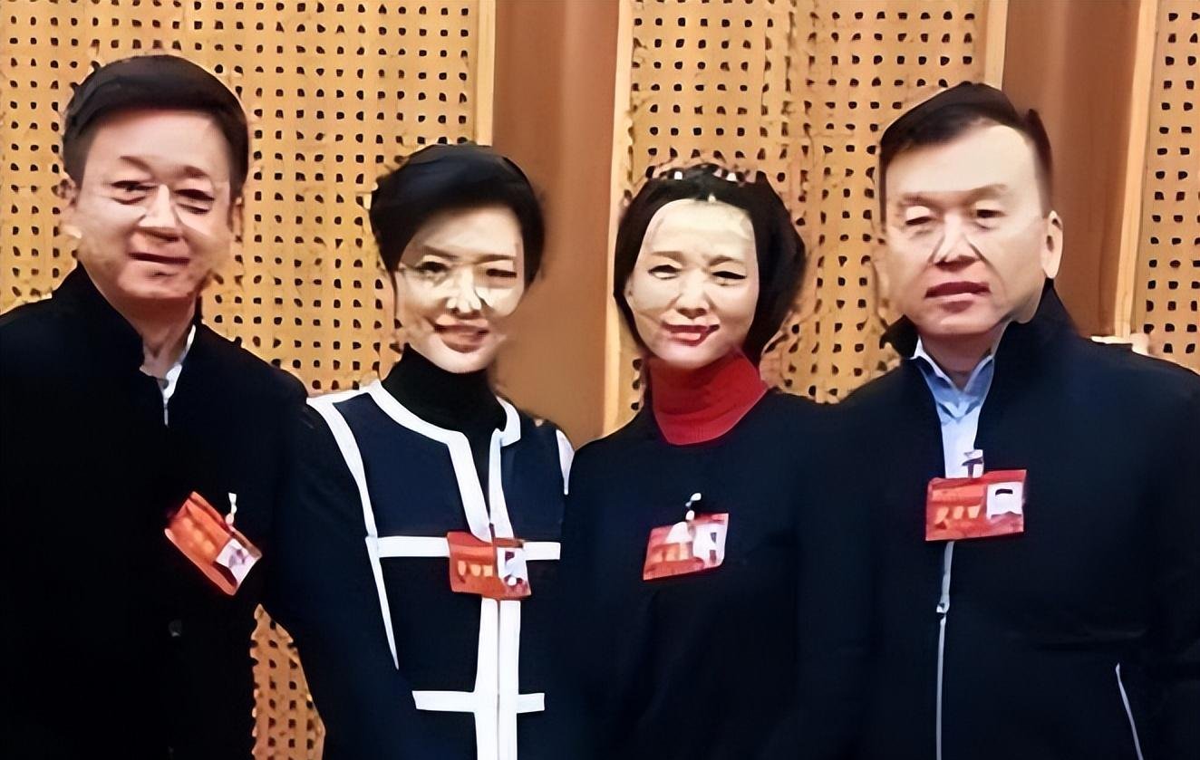 张泽群晒聚会照,董卿朱军也罕见出镜,周涛离开央视变得更加自在