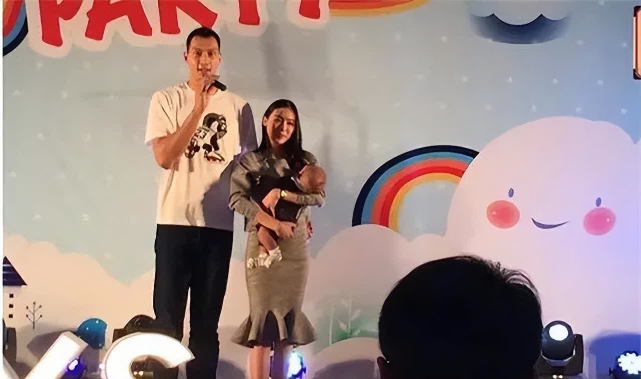 荆灵:嫁球王易建联连生2胎,和儿子定居美国,一家4口其乐融融