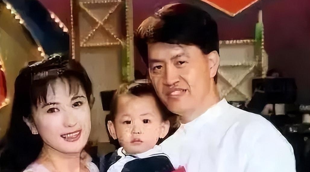 离婚25年,戈伟如带娃成少女,林志隆享天伦之乐儿女双全