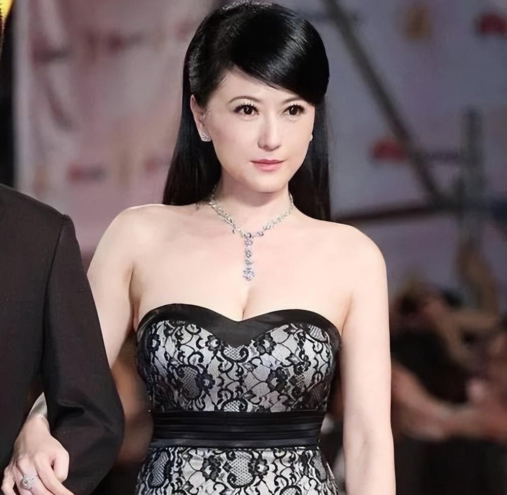 离婚25年,戈伟如带娃成少女,林志隆享天伦之乐儿女双全