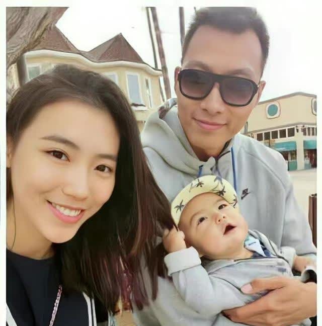 荆灵:嫁球王易建联连生2胎,和儿子定居美国,一家4口其乐融融