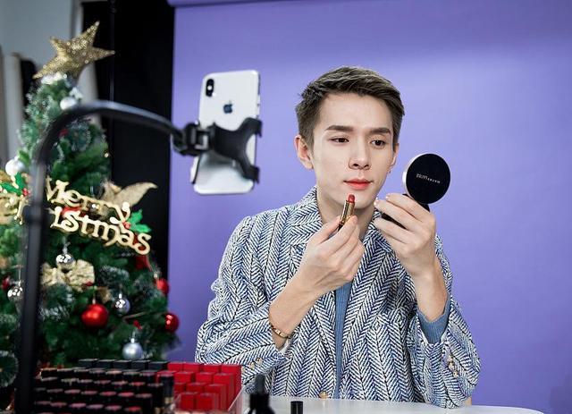 "口红一哥"李佳琦,月入6位数:你羡慕的生活,都有熬不了的苦