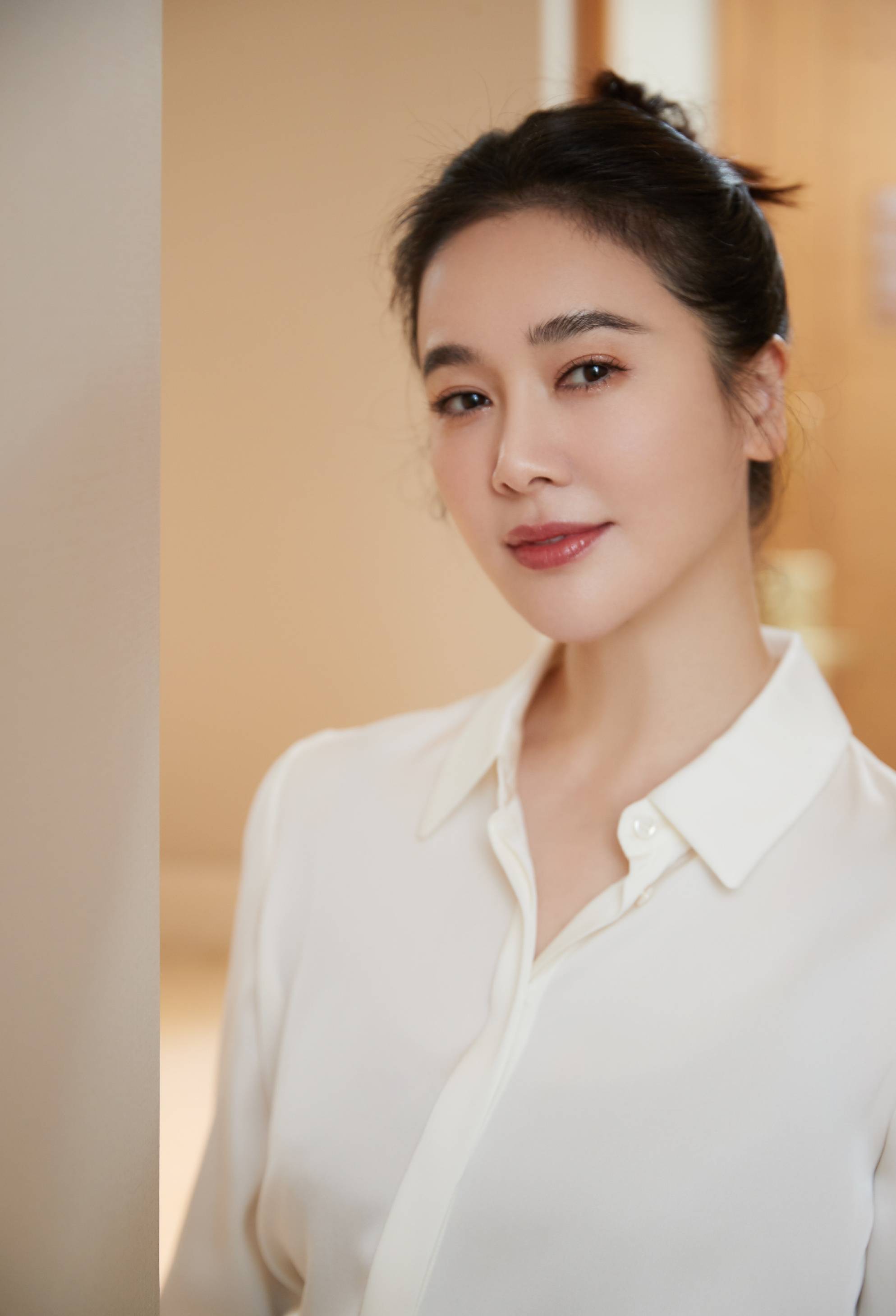 左小青的曼妙身姿,小白裙都遮掩不住,真是资本青睐的模样!