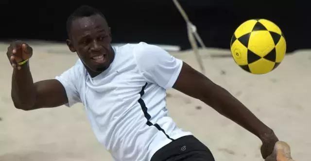 "飞人"博尔特退役后去踢足球!这是要传球给自己吗?
