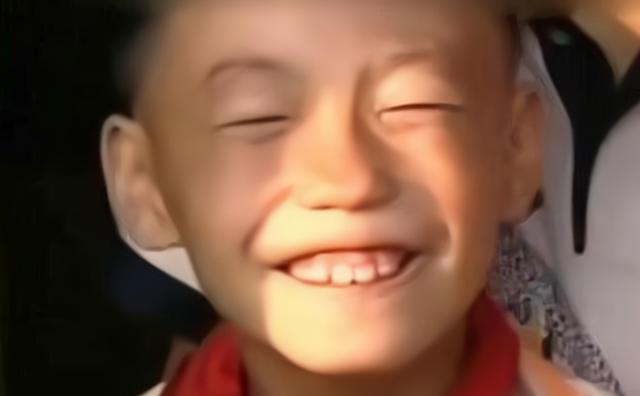 夫妇俩均是中国人,却生下蓝眼睛小孩,半夜眼球还会发光,为何?