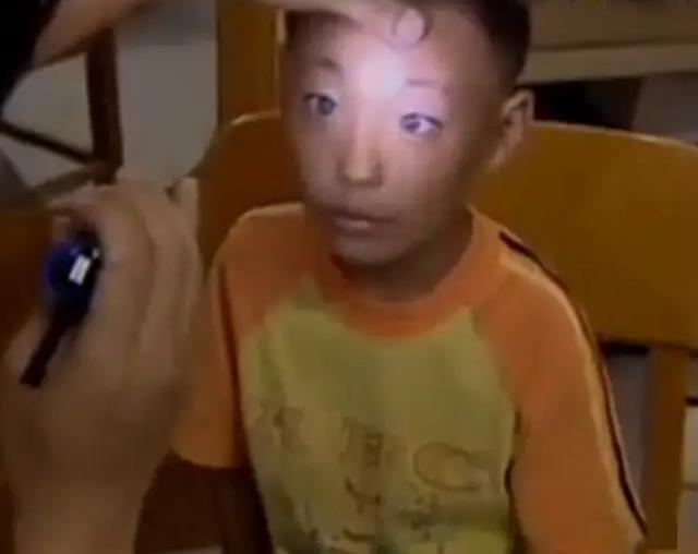夫妇俩均是中国人,却生下蓝眼睛小孩,半夜眼球还会发光,为何?