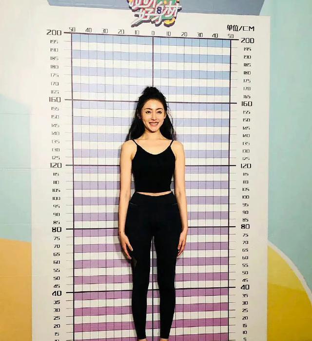 张天爱大秀"腕线过裆"的大长腿,穿瑜伽裤展现惊人腿部比例