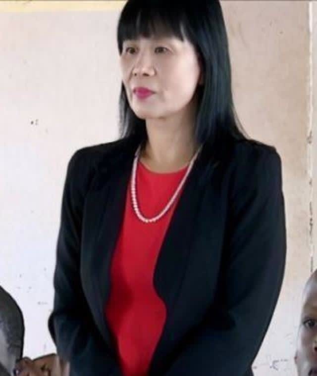 清华才女王丽红,远嫁非洲生五个混血娃,后来怎样了?