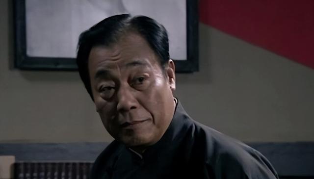 《潜伏》余则成根本不知道,吴敬中"帮"他隐藏身份的真相