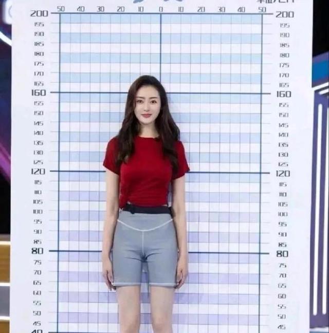 张天爱大秀"腕线过裆"的大长腿,穿瑜伽裤展现惊人腿部比例