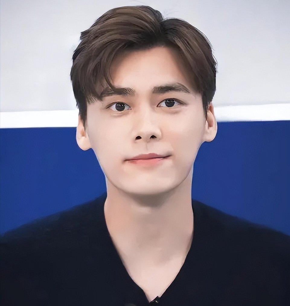 李易峰近照曝光,踢球乐翻天,中分发型大脑门让人认不出