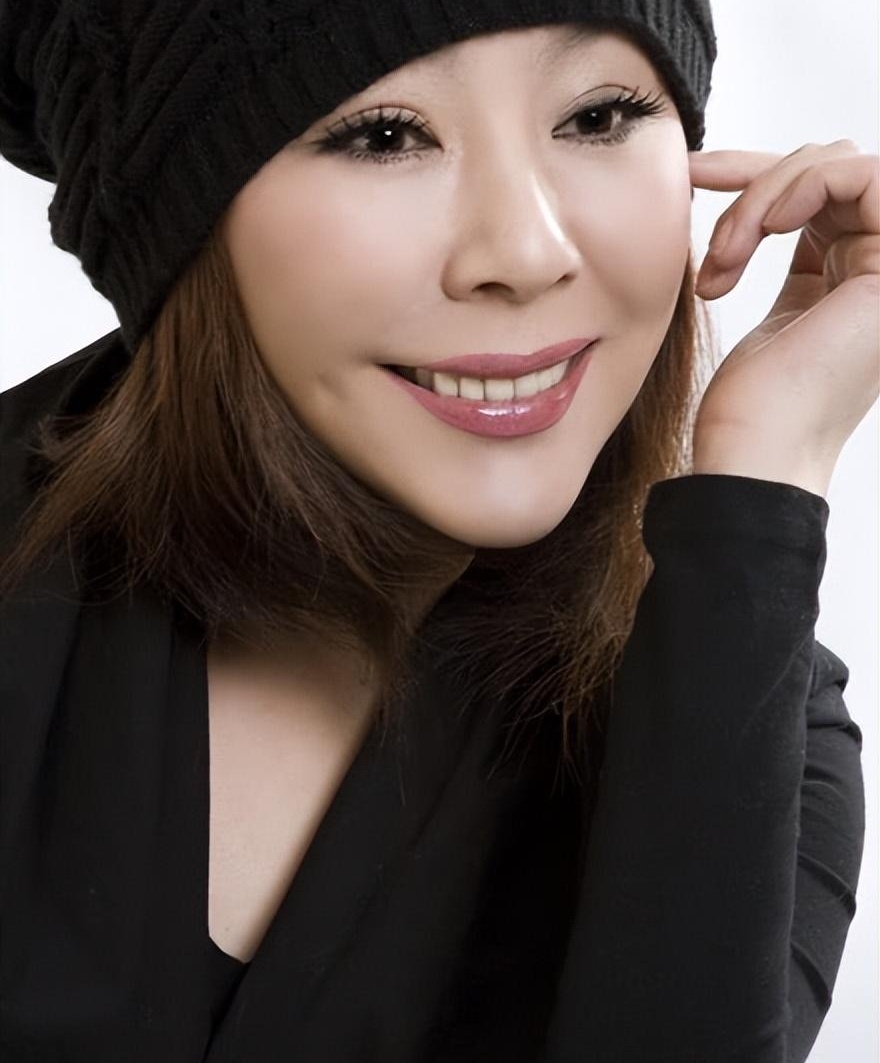 赵本山御用歌手衡越:青春十年错付,遭抛弃后儿子生父成谜