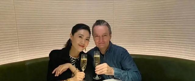 "秋裤门"后,时尚女王苏芒晒女儿照,母女似姐妹