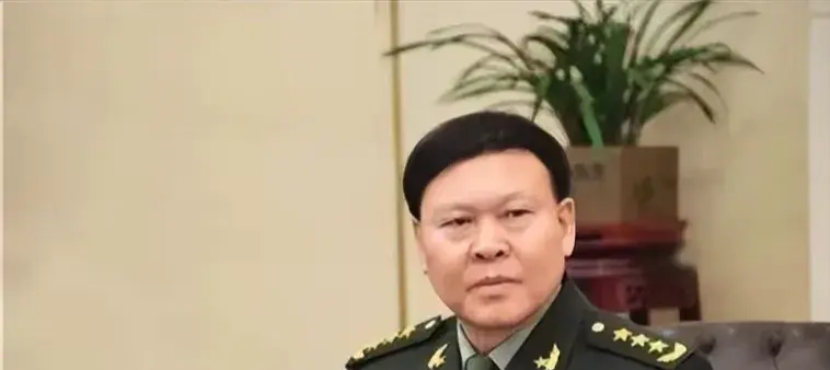 张阳,曾是普通士兵,靠着老婆家的势力成为上将,最终自缢而死