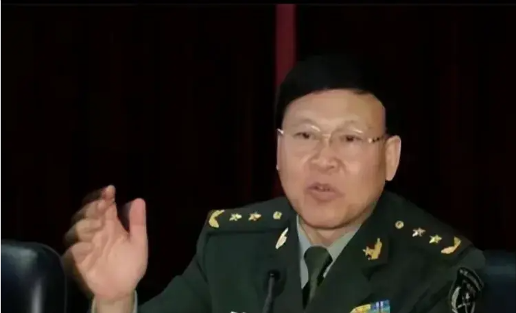 张阳,曾是普通士兵,靠着老婆家的势力成为上将,最终自缢而死