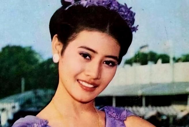 最美王妃变落魄,西拉米趴地与狗争食,曝光后剃度出家