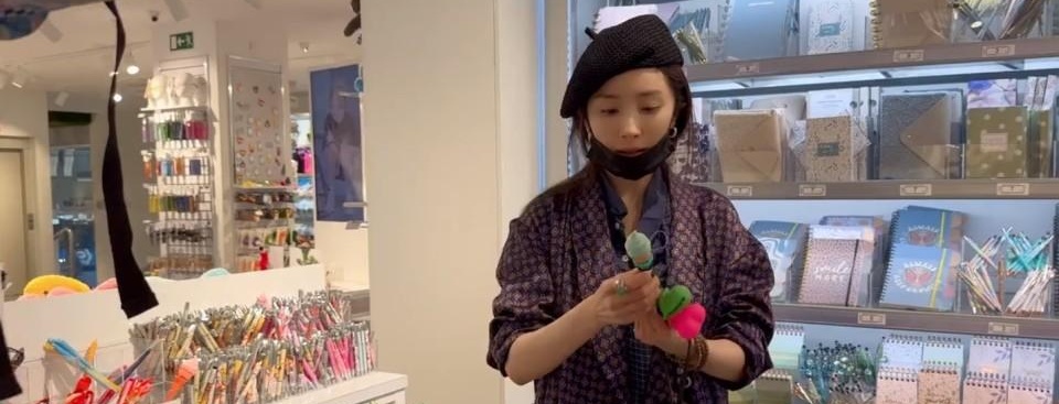 杨幂旅行瞬间曝光,俏皮少女风,疑为小糯米购礼母爱满满