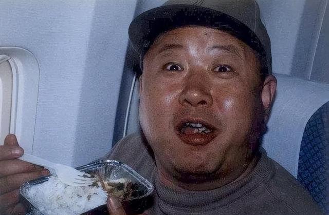 牛振华:从厨师逆袭为著名笑星,酒驾离世19年后妻女情况怎样?