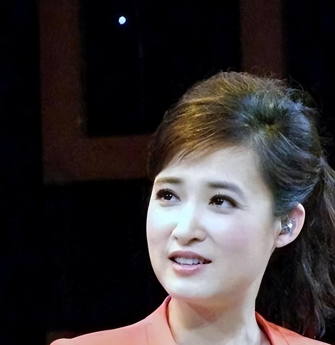 《海峡两岸》栏目主持人桑晨,有这位大明星的血统,美丽显而易见