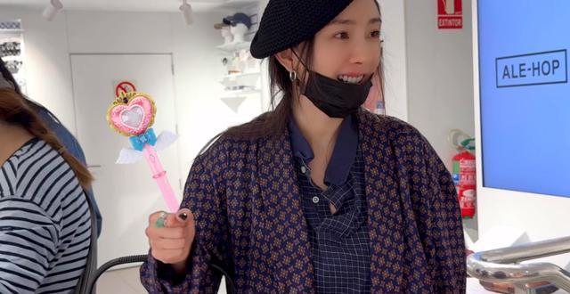杨幂分享旅行瞬间,俏皮可爱宛如少女,疑为小糯米买礼物尽显母爱
