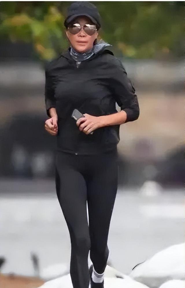 58岁刘嘉玲户外晨跑,穿紧身裤引发热议,网友:没一点老人样