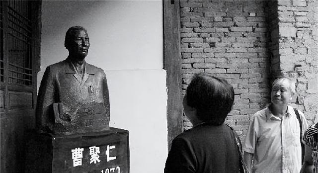 民国记者曹聚仁在小镇住旅馆,掏钱帮助落难母女后说,道德放假了