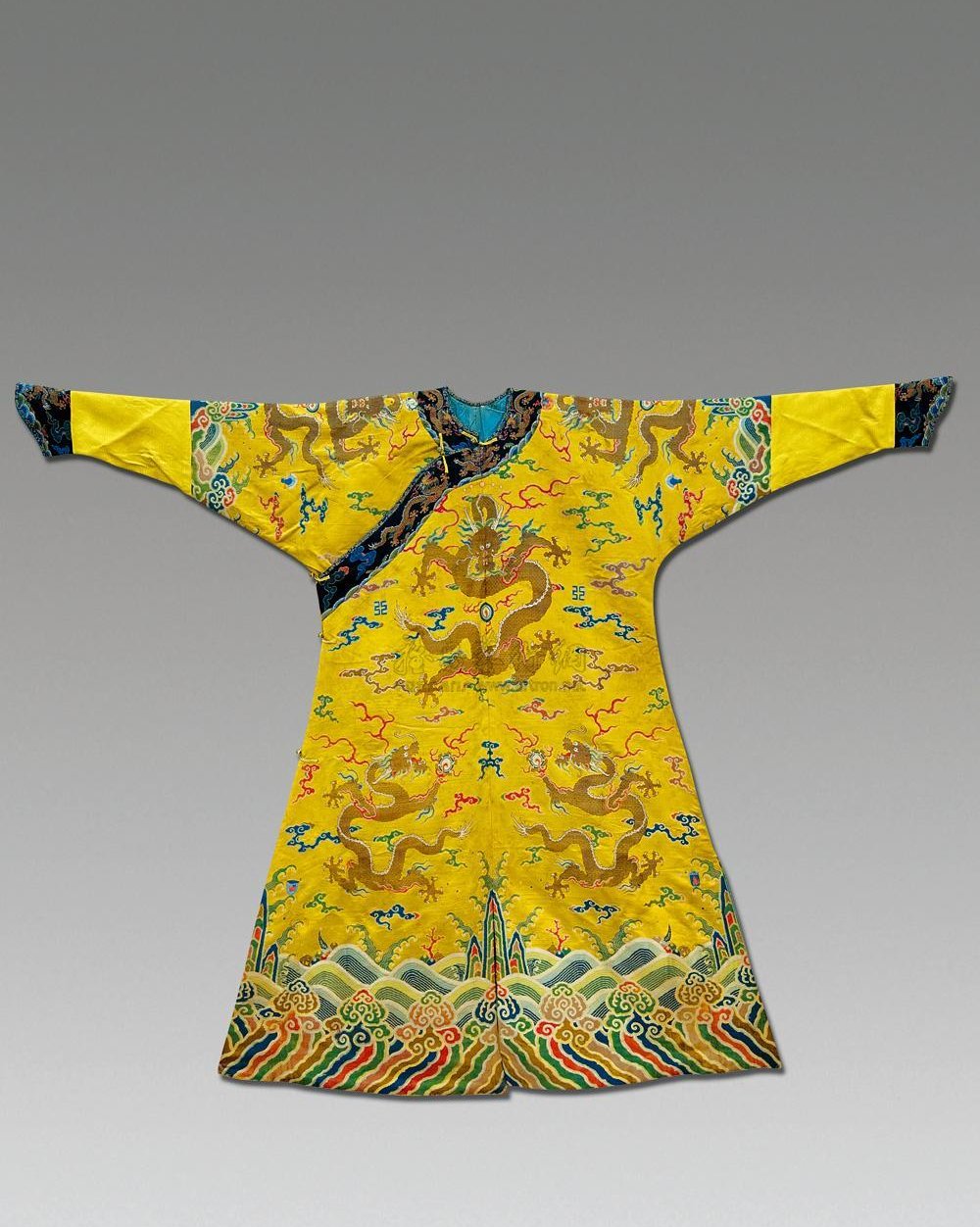 古代皇帝的龙袍禁止水洗,穿臭了该怎么办?真是贫穷限制了想象力