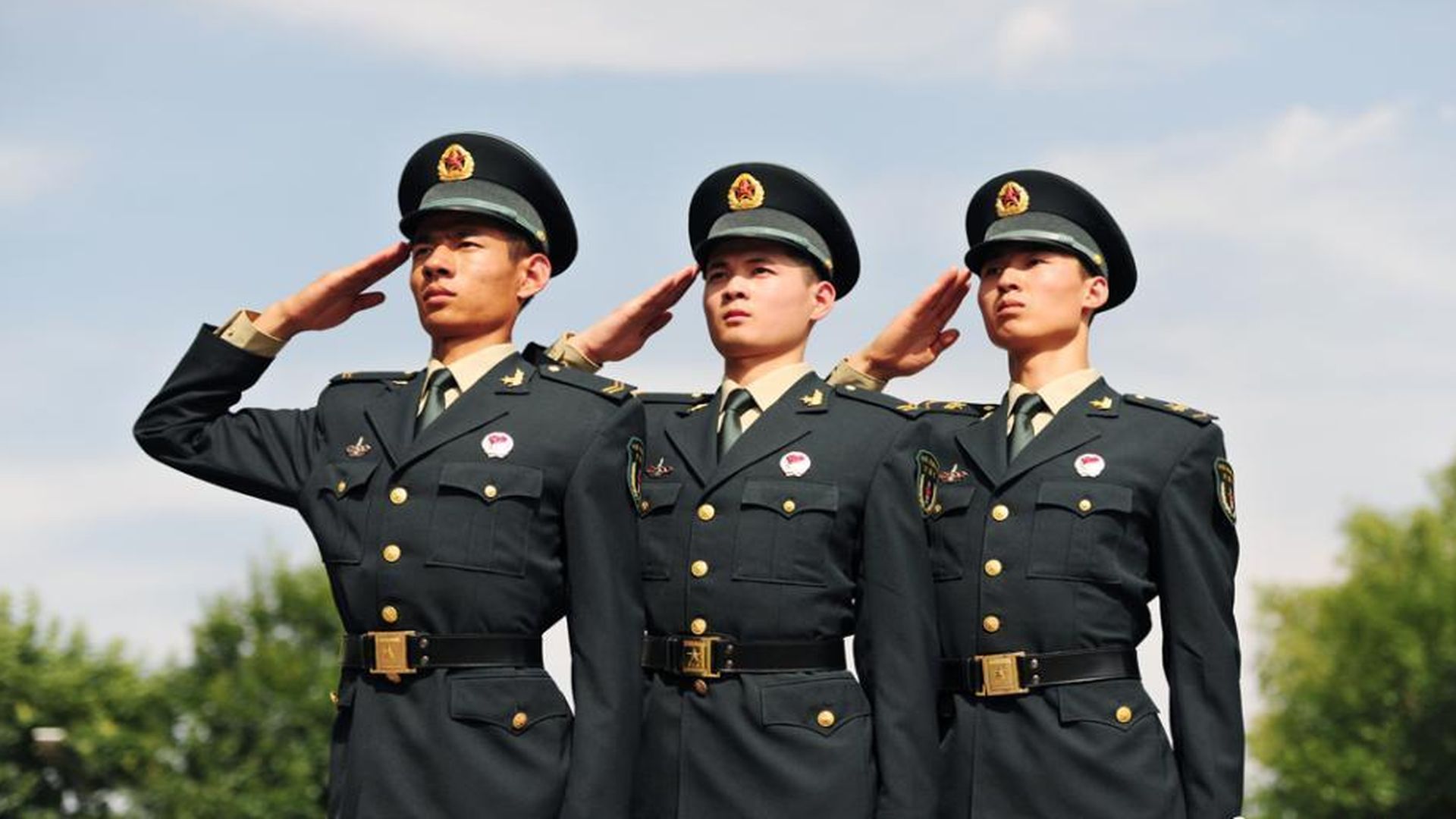 新式军装的亮相:塑造军人自信新风貌,彰显军队现代化进程