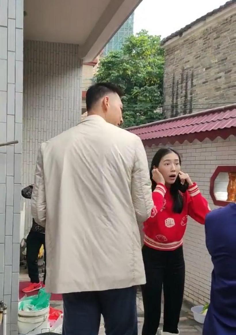 结婚十年恩爱依旧,易建联与荆灵的跨国爱情故事:两子皆为美国籍