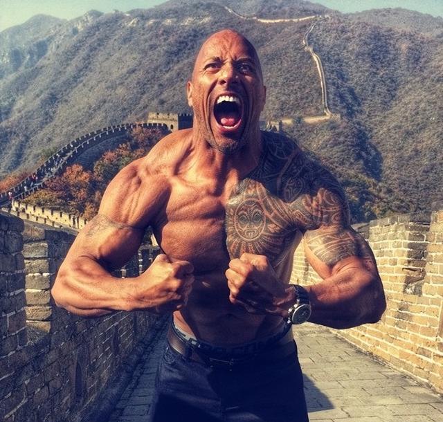 巨石强森:1米9肌肉猛男年入6亿,给小女儿梳头做美甲,反差超萌