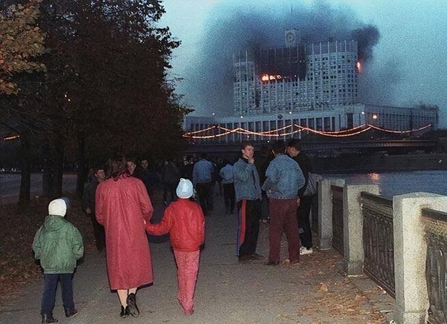 炮打白宫,35张罕见的老照片,1993年的俄罗斯