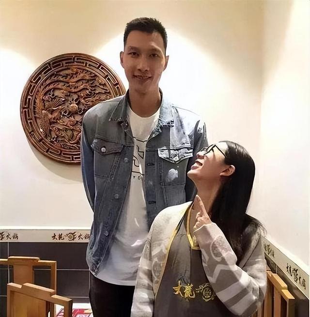 易建联老婆荆灵,人如其名宛如精灵,24岁放弃事业为易家2年生2子