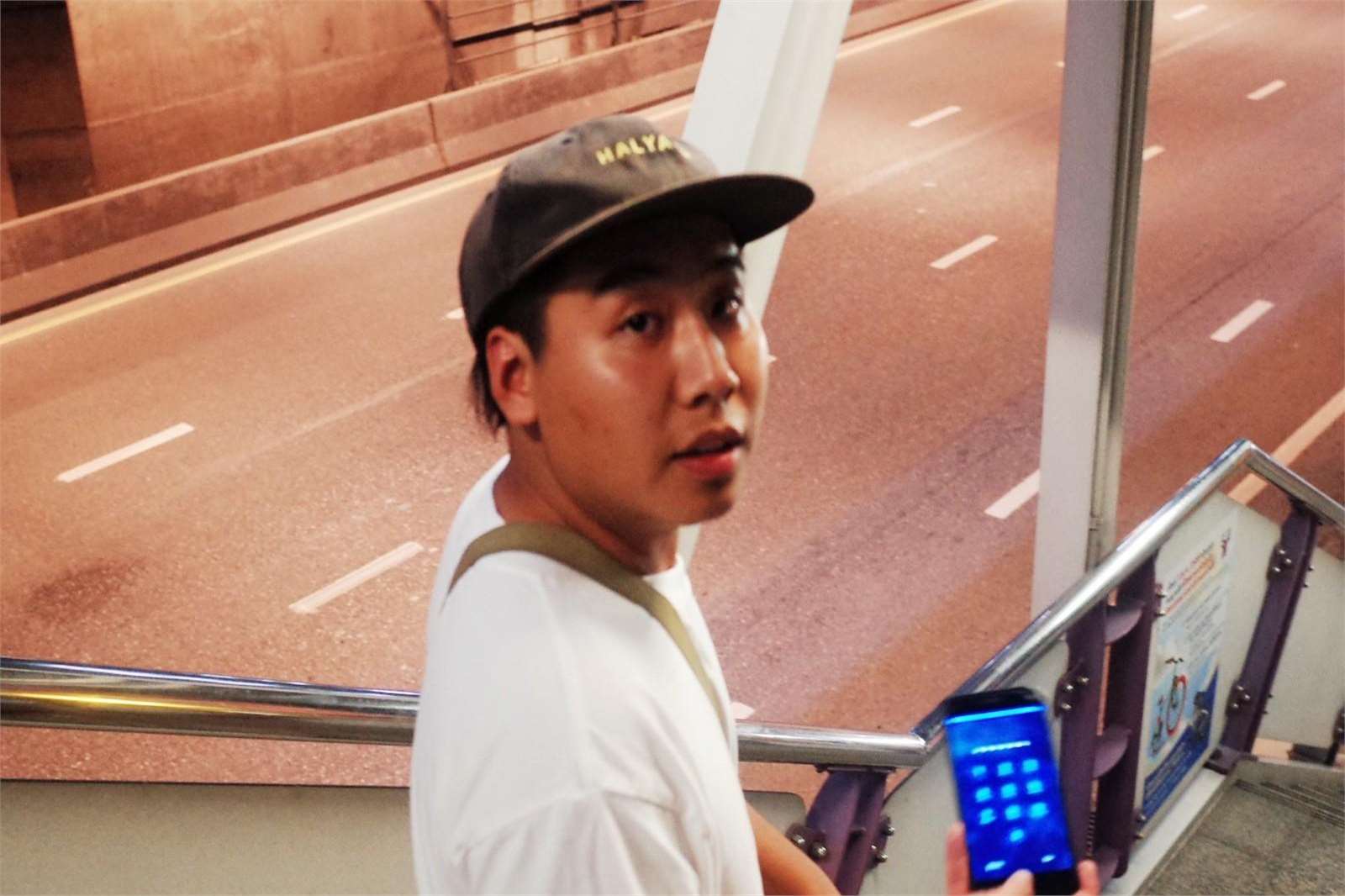 最凄惨网红"野食小哥",月工资七八千,千万粉丝账号被老板出售