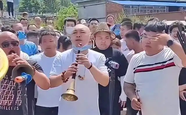 赵本山弟子程野引瞩目!接待日本前首相,赠书法,亲切交谈用餐!