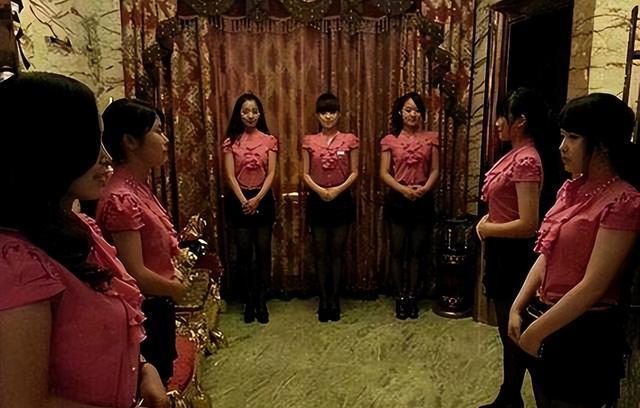 郑州"皇家一号":女公关举止模仿空姐,被查时动用十五辆大巴