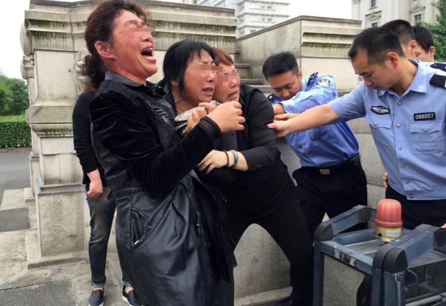 浙江温岭"黑老大"张畏:判刑后直接押到火葬场,10分钟结束一生