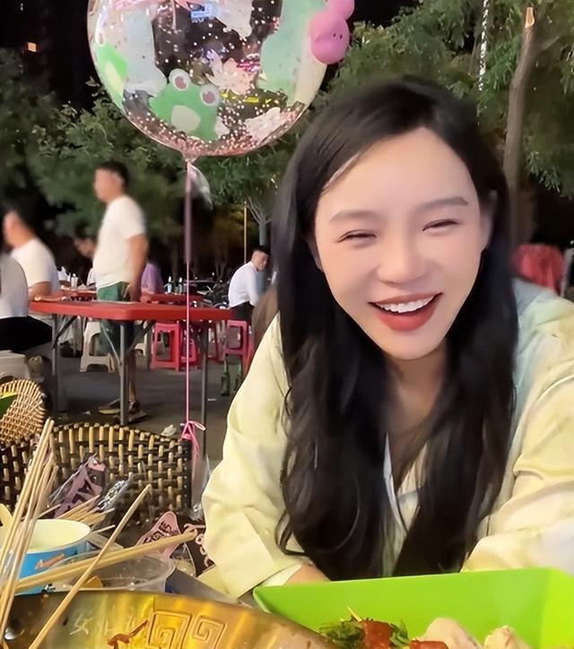 小贝饿了月子未出就汗蒸狂吃,复工心切引热议,网友一句话曝真相