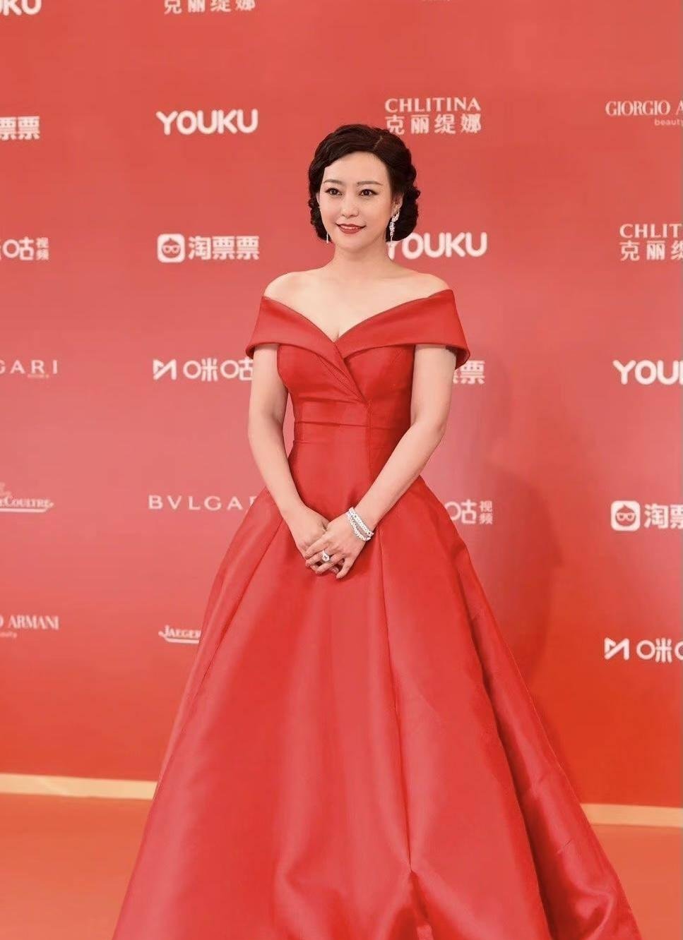 郝蕾:微胖界的女神,红裙加身,气质绝佳!