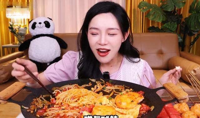 小贝饿了恢复吃播工作,网友质疑存在误导行为,起到反宣传效果