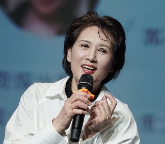 62岁单仰萍:从农村少女到越剧女神,优雅与坚韧的传奇人生!