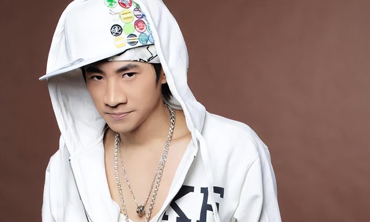 因老人与海爆红,后被金星犀利劝改名的海鸣威,今现状令人唏嘘